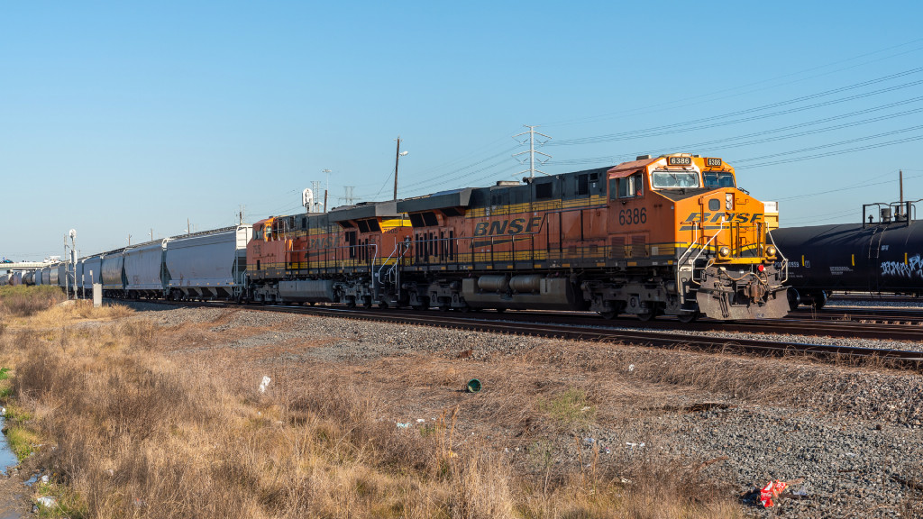 BNSF Grainer Cuts Through Englewood